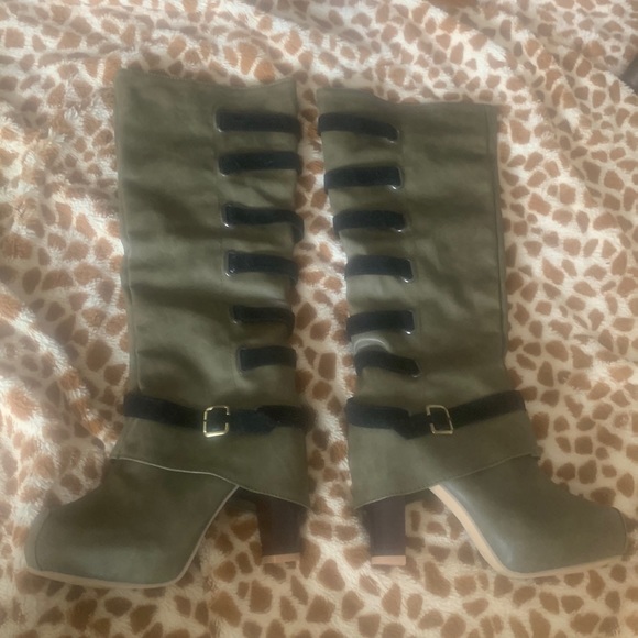 Size 7.5-8. new and never worn. Olive green with black accents. Round toe - Picture 2 of 6
